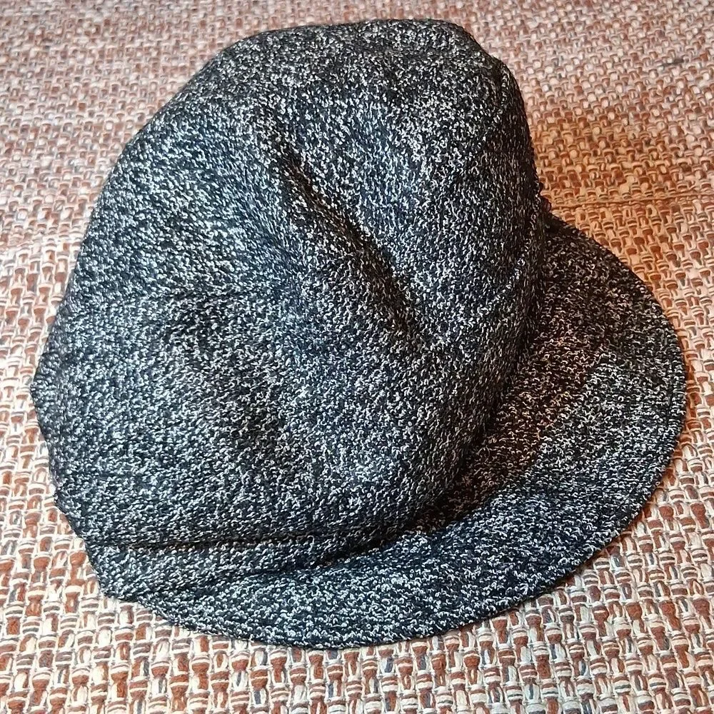 Women’s Decorative Flower Winter Hat - Black and Gray
